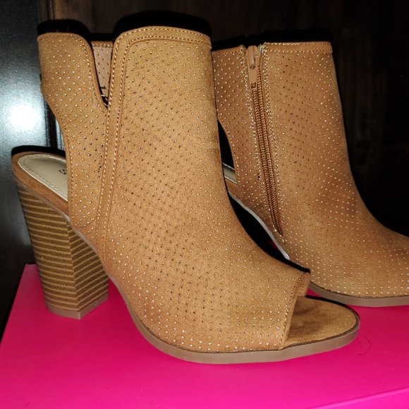 2/$35 Perforated faux-suede chucky block heel, 8 "miranda" - Picture 4 of 6